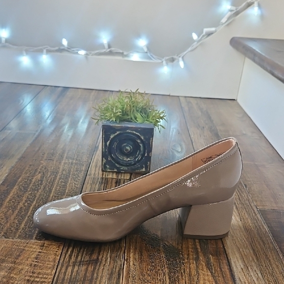 New Vionic Women's Patent Leather Chunky Heel Pumps - Picture 13 of 13